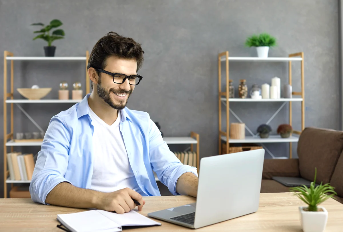 Entrepreneur souriant utilisant le comparateur de facturation électronique